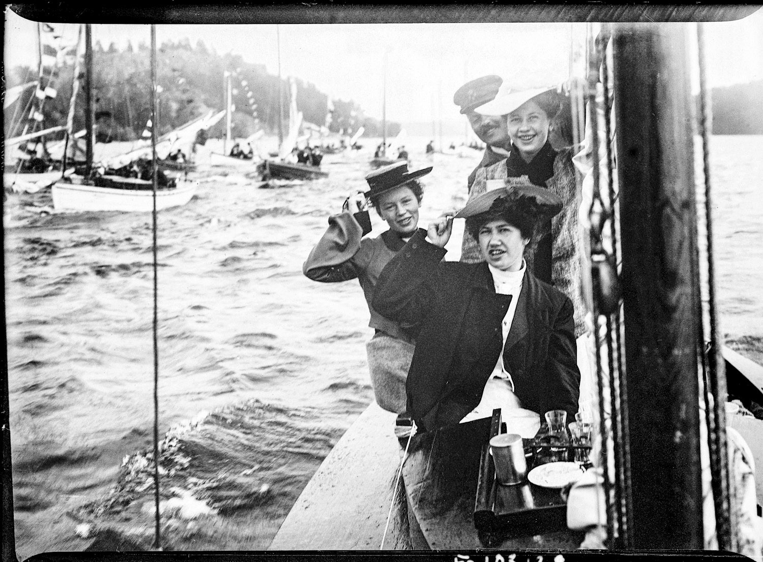 SSS Allmänna kappsegling 14 augusti 1904. Ingeborg Gustafsson, Birger Gustafssons hustru, är kvinnan närmast kameran. Okänd fotograf, Birger Gustafssons samling , Sjöhistoriska museet.