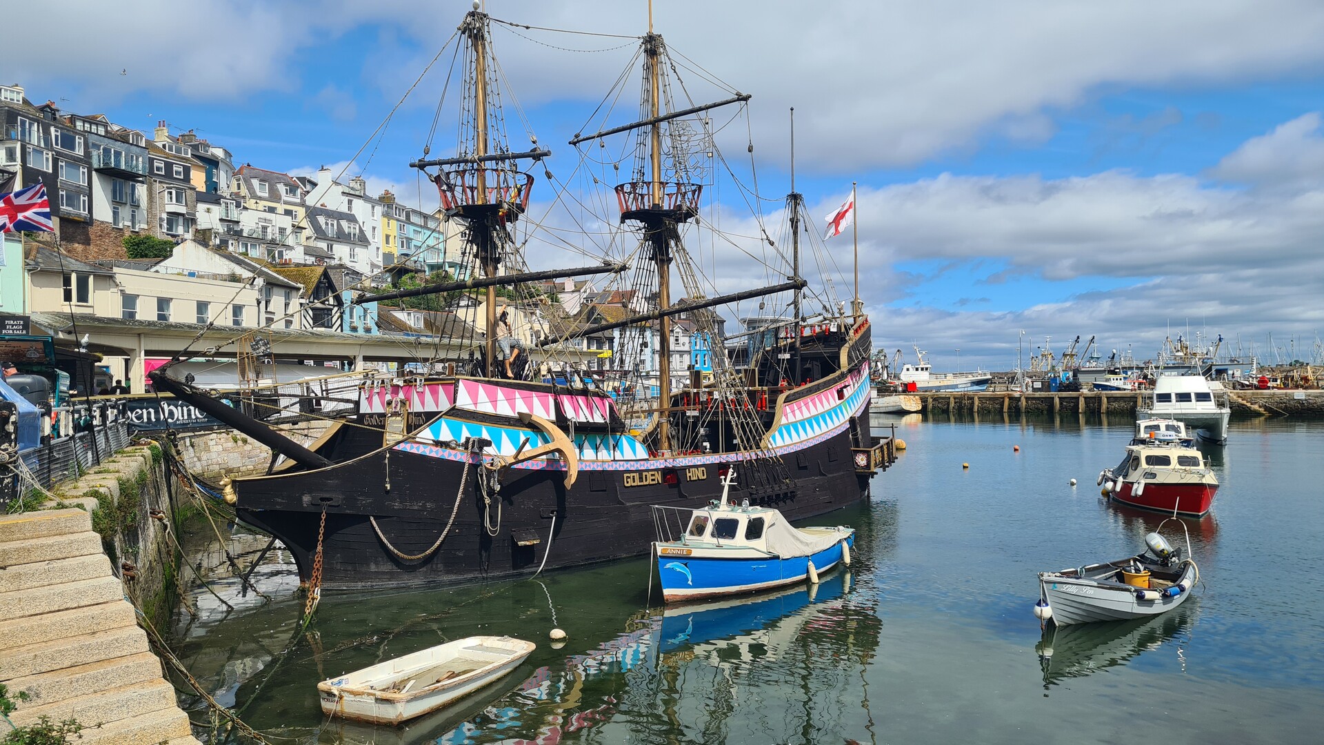 Segelfartyget Golden Hind ligger vid kajen