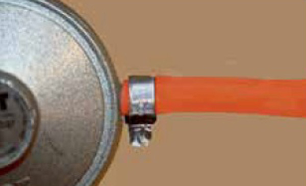 gasolslang med slangklämma