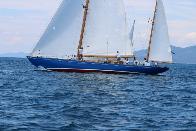 Manitou vann torsdagens segling i klassikernas Regates Royales i Cannes.