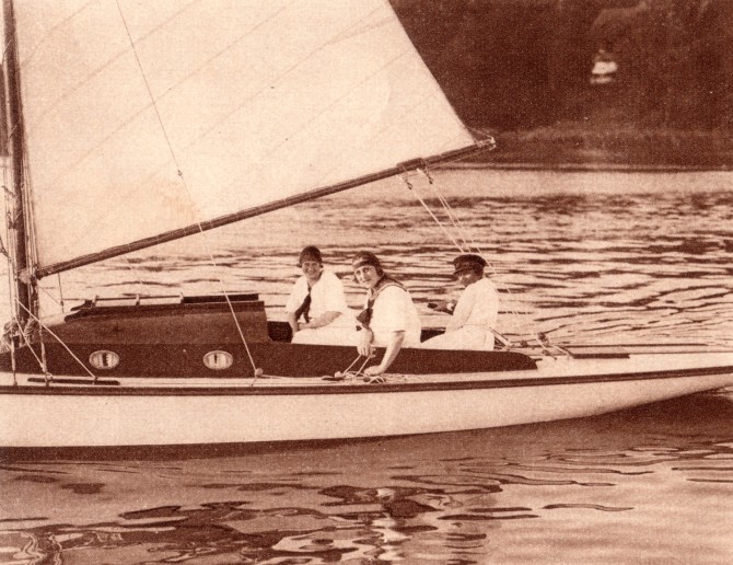 SK22 Fröken Sellden. Foto VECKO-JOURNALENS SEGLINGSNUMMER 1923 SK22 Fröken Sellden. Foto VECKO-JOURNALENS SEGLINGSNUMMER 1923
