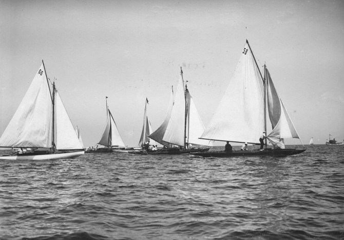 Enten-Eller hette båt 58 och den var ritad av dansken Alfred Benzon båten med 66 i seglet var Tilia konstruerad av Axel Nygren Fotograf Oscar Halldin. Foto Sjöhistoriska