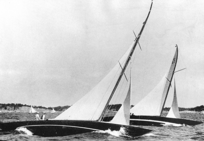 Bandyklubbriggade Trumph och Fylgia på kappseglingsbanan 1925. Foto Sjöhistoriska museet 
