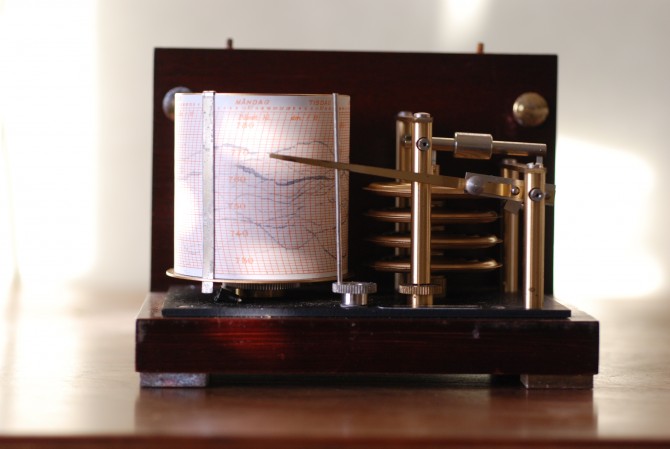 Rogers gamla mekaniska barograf (en skrivande barometer där man kan se lufttryckets förändringar). Foto Privat